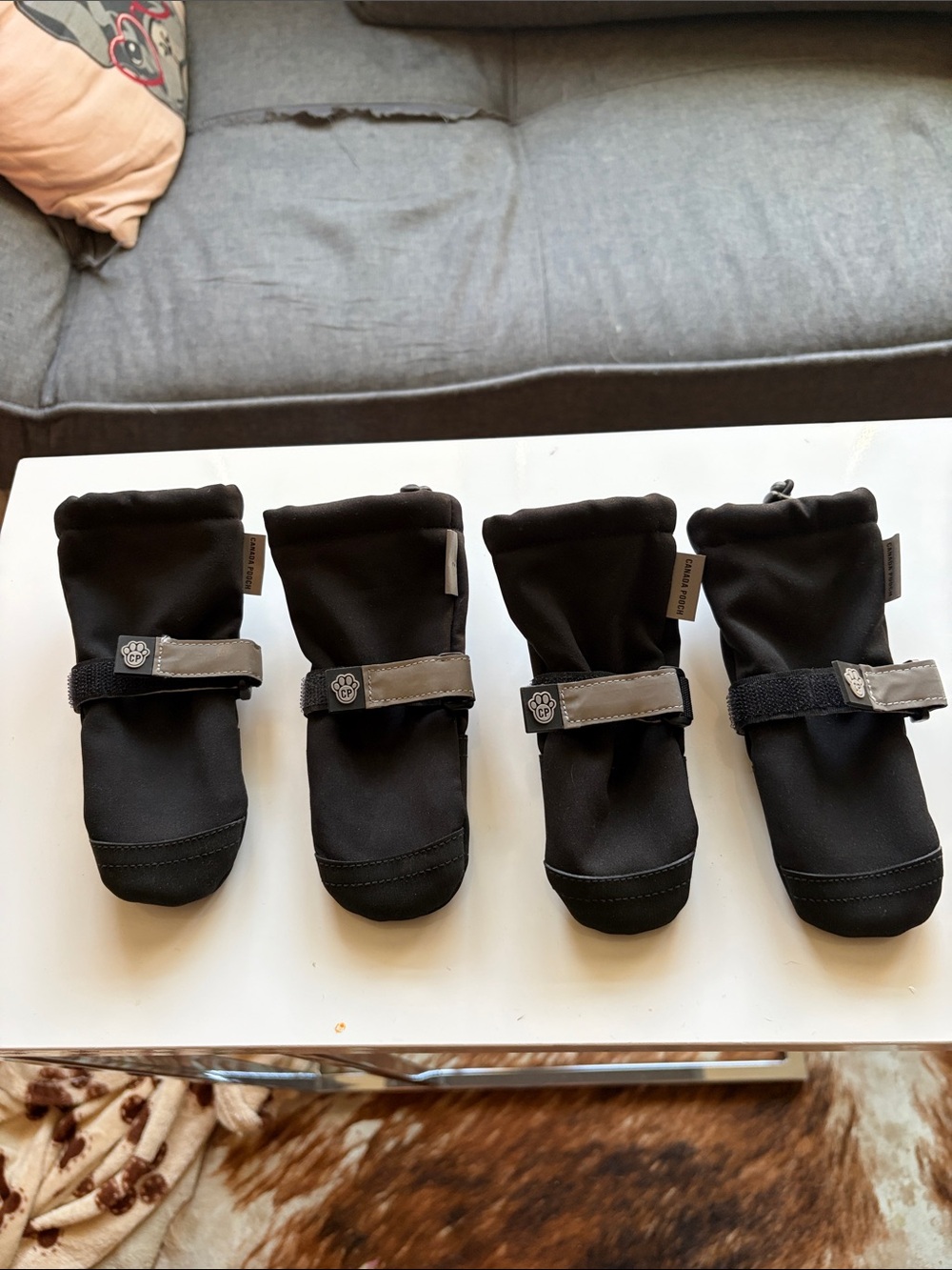 Canada Pooch black Winter Bootie Set of 4 for Dogs w/ Reflective Strap - size 2